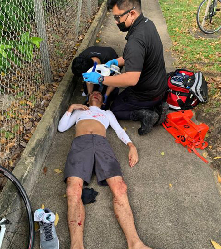 称脚车轮卡沟盖跌倒受伤,缅男起诉狮城政府索赔至少25万新元