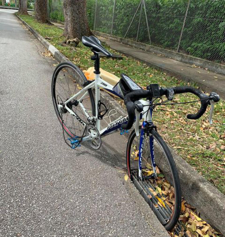 称脚车轮卡沟盖跌倒受伤,缅男起诉狮城政府索赔至少25万新元