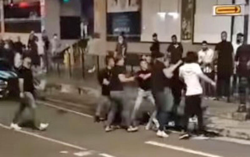 **已签发**柔:狮城二三事:逾20人深夜路上群殴,黑衣男遭围攻