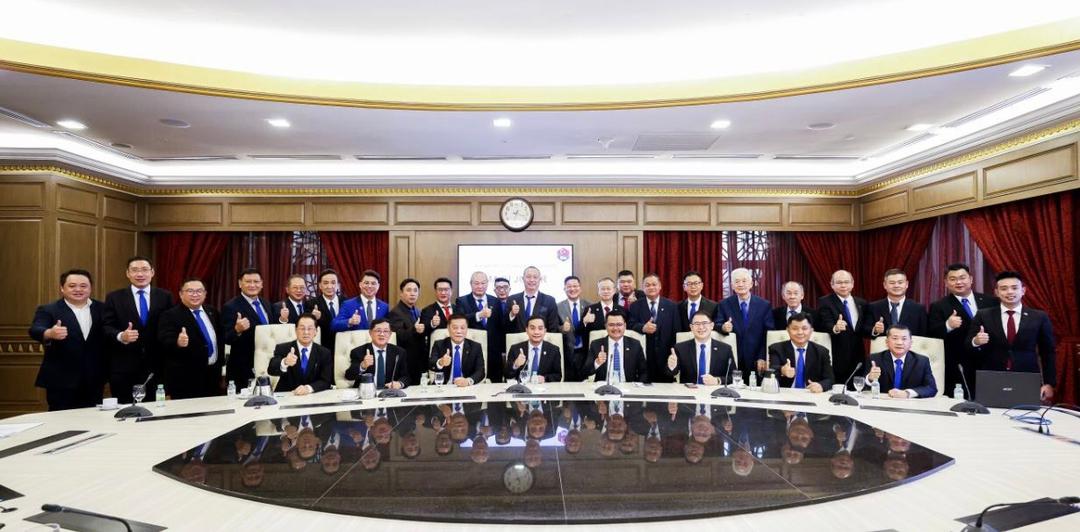 **已签发**柔：第三版头条：确保柔经济持续繁荣为共识，大臣与柔中总热络交流