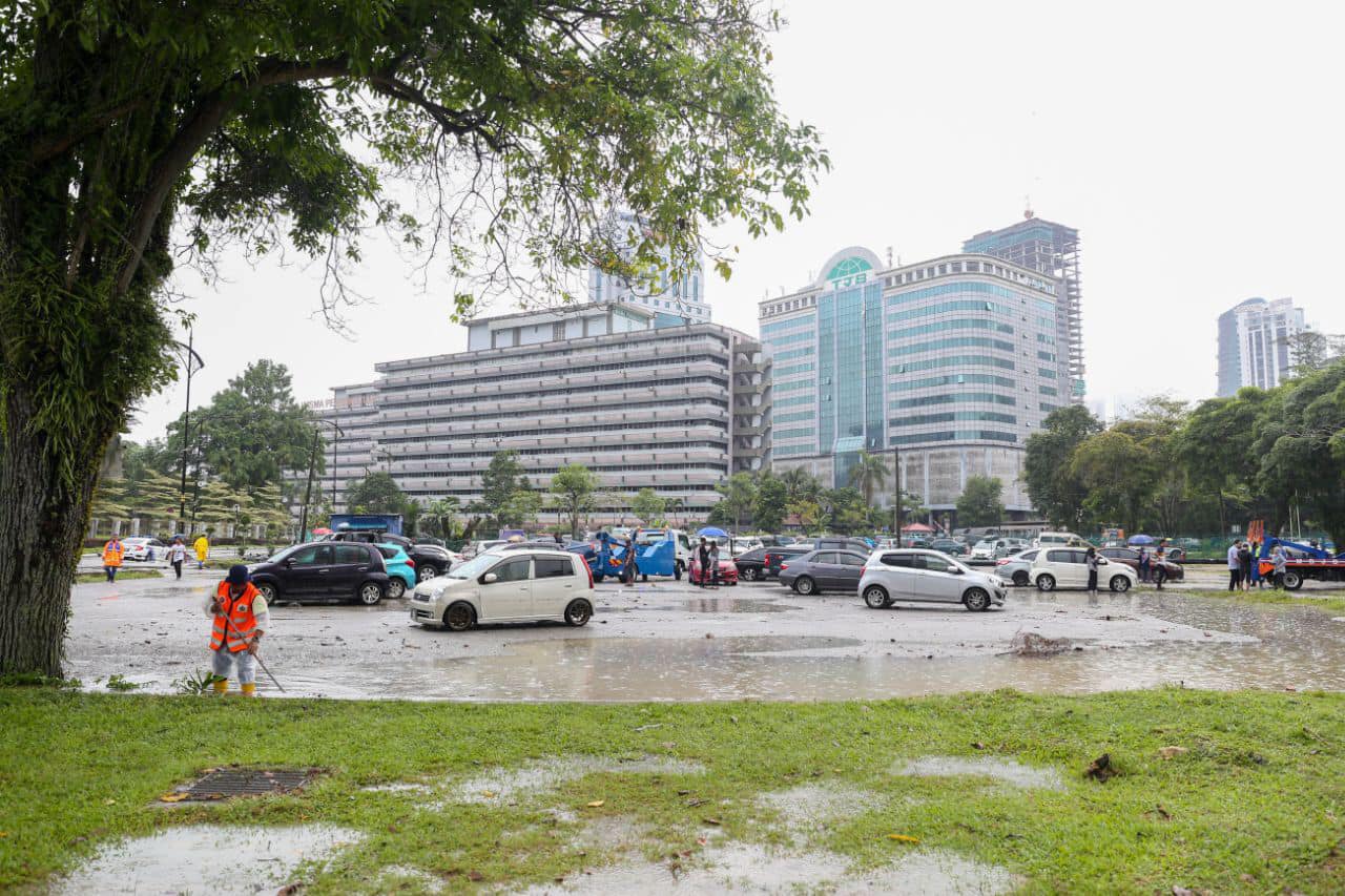 新山午后豪雨市区医院变泽国，柔大臣至积水区视察了解情况