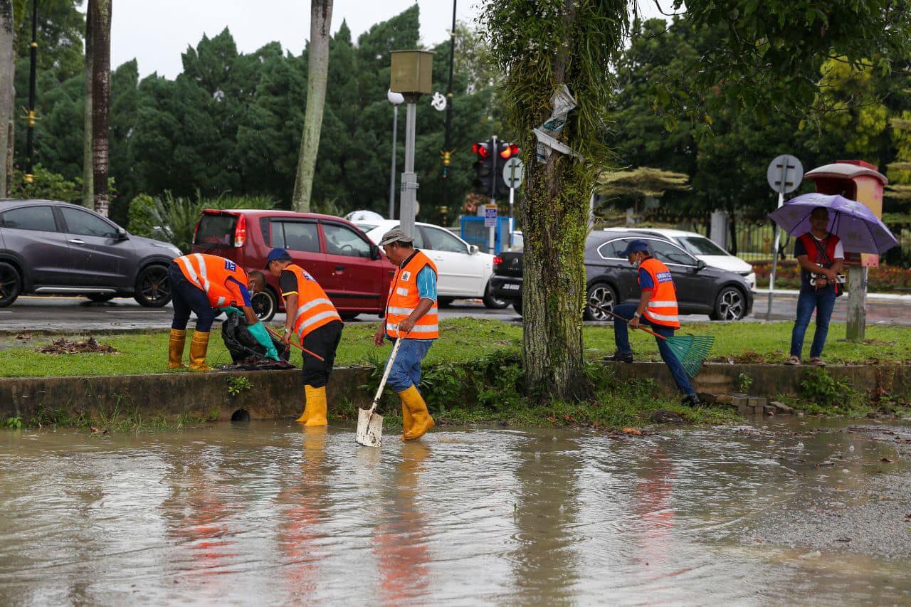 新山午后豪雨市区医院变泽国,柔大臣至积水区视察了解情况