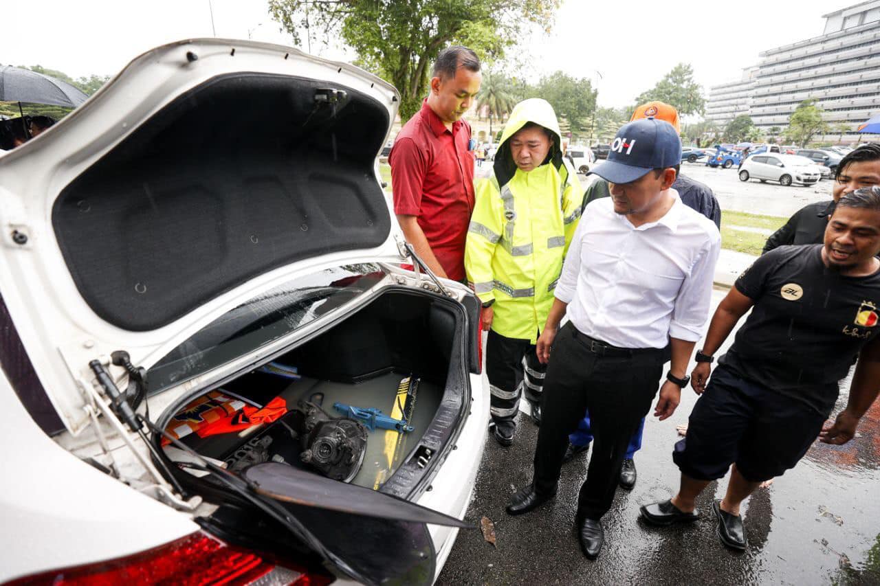 新山午后豪雨市区医院变泽国，柔大臣至积水区视察了解情况