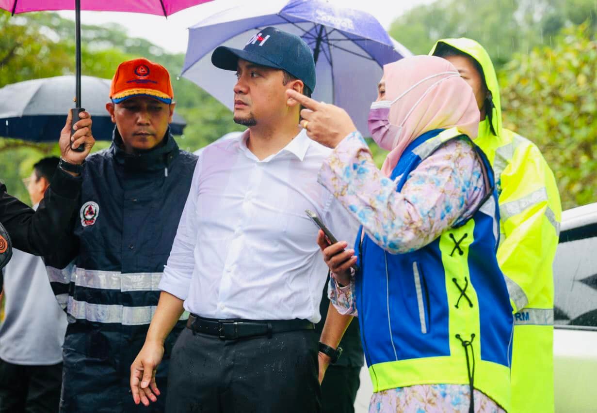 新山午后豪雨市区医院变泽国,柔大臣至积水区视察了解情况