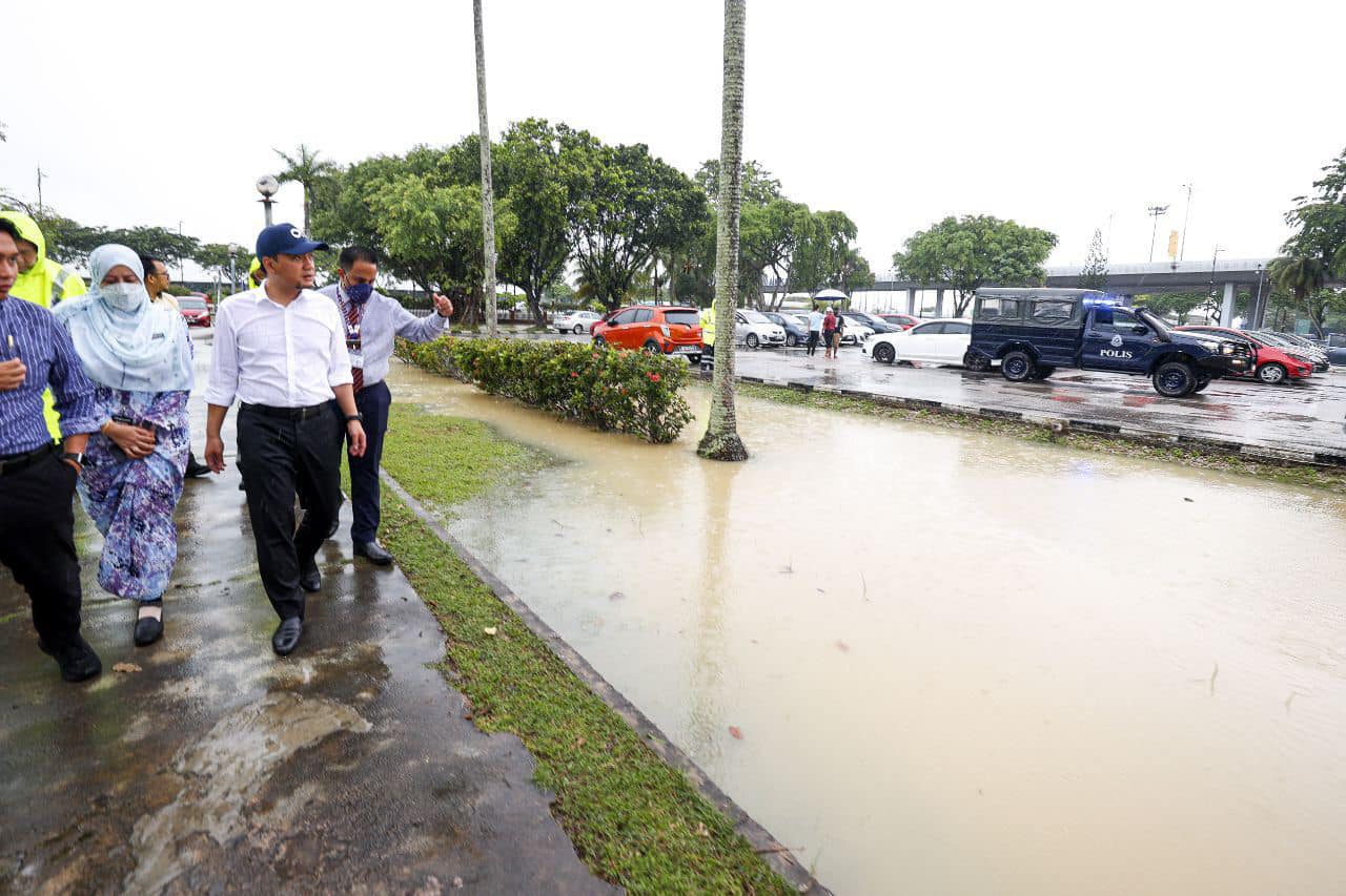 新山午后豪雨市区医院变泽国,柔大臣至积水区视察了解情况