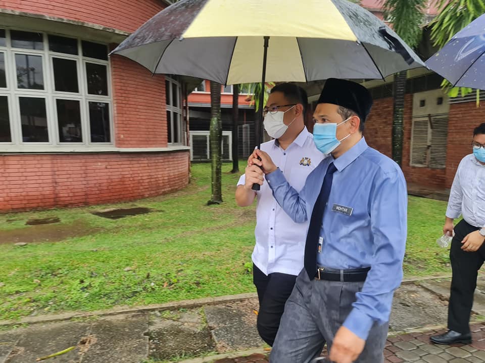 新山午后豪雨市区医院变泽国,柔大臣至积水区视察了解情况