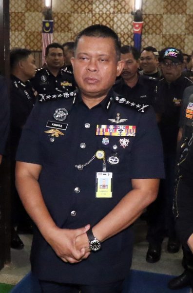 为防年轻人落入高薪利诱加入诈骗集圈套,警方与艺人组车队做宣导