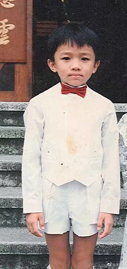 帮李亚男提裙被亏像花童 王祖蓝自侃：我是专业的！