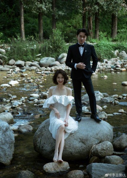 帮李亚男提裙被亏像花童 王祖蓝自侃：我是专业的！