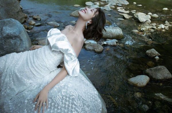 帮李亚男提裙被亏像花童 王祖蓝自侃：我是专业的！