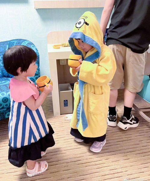 帮李亚男提裙被亏像花童 王祖蓝自侃：我是专业的！