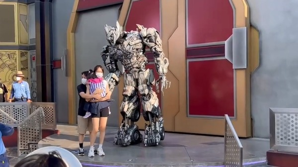 帮李亚男提裙被亏像花童 王祖蓝自侃：我是专业的！