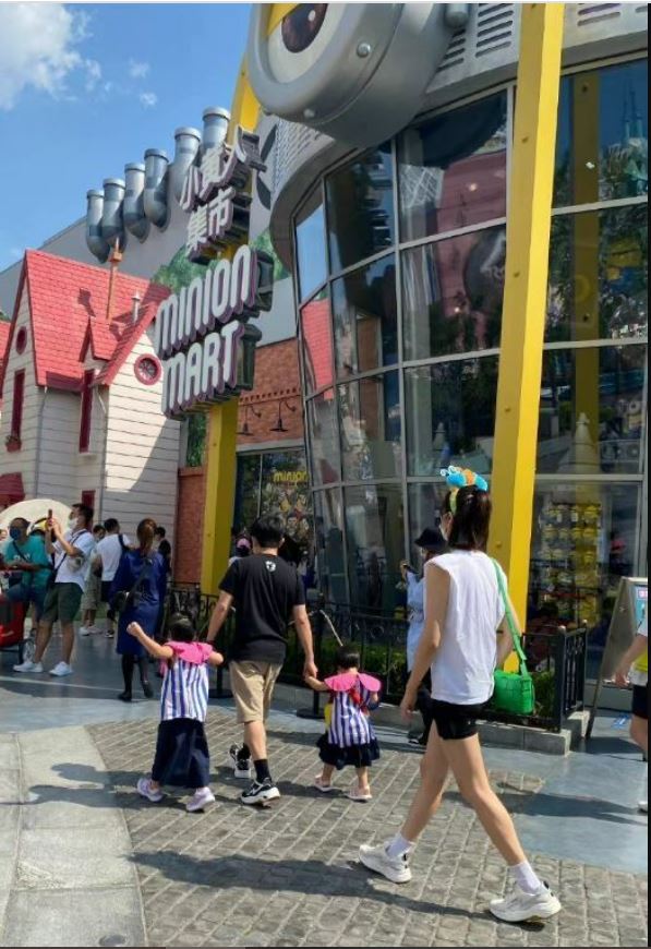 帮李亚男提裙被亏像花童 王祖蓝自侃：我是专业的！