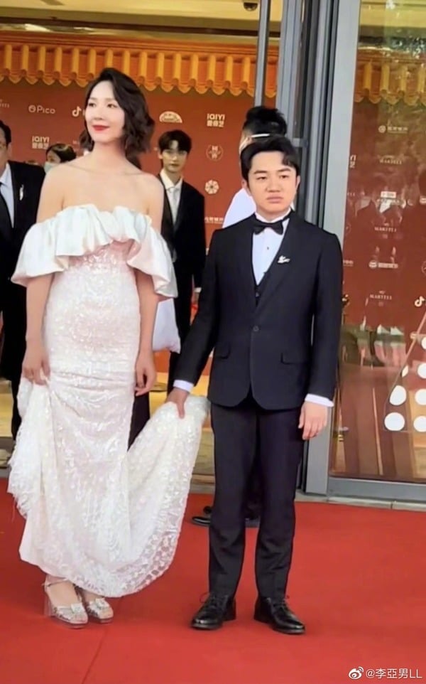 帮李亚男提裙被亏像花童 王祖蓝自侃：我是专业的！