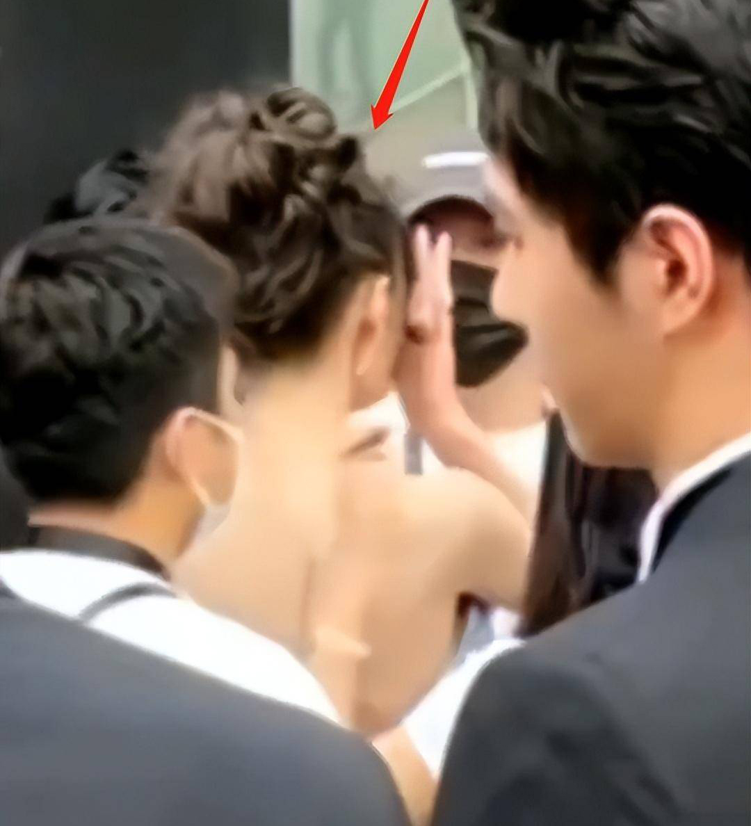 张天爱红毯遇徐开骋   转身拭泪画面曝光