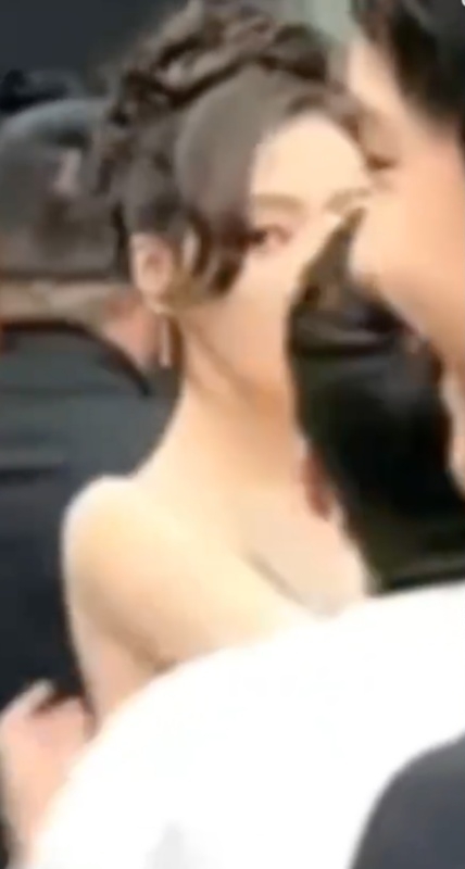 张天爱红毯遇徐开骋   转身拭泪画面曝光