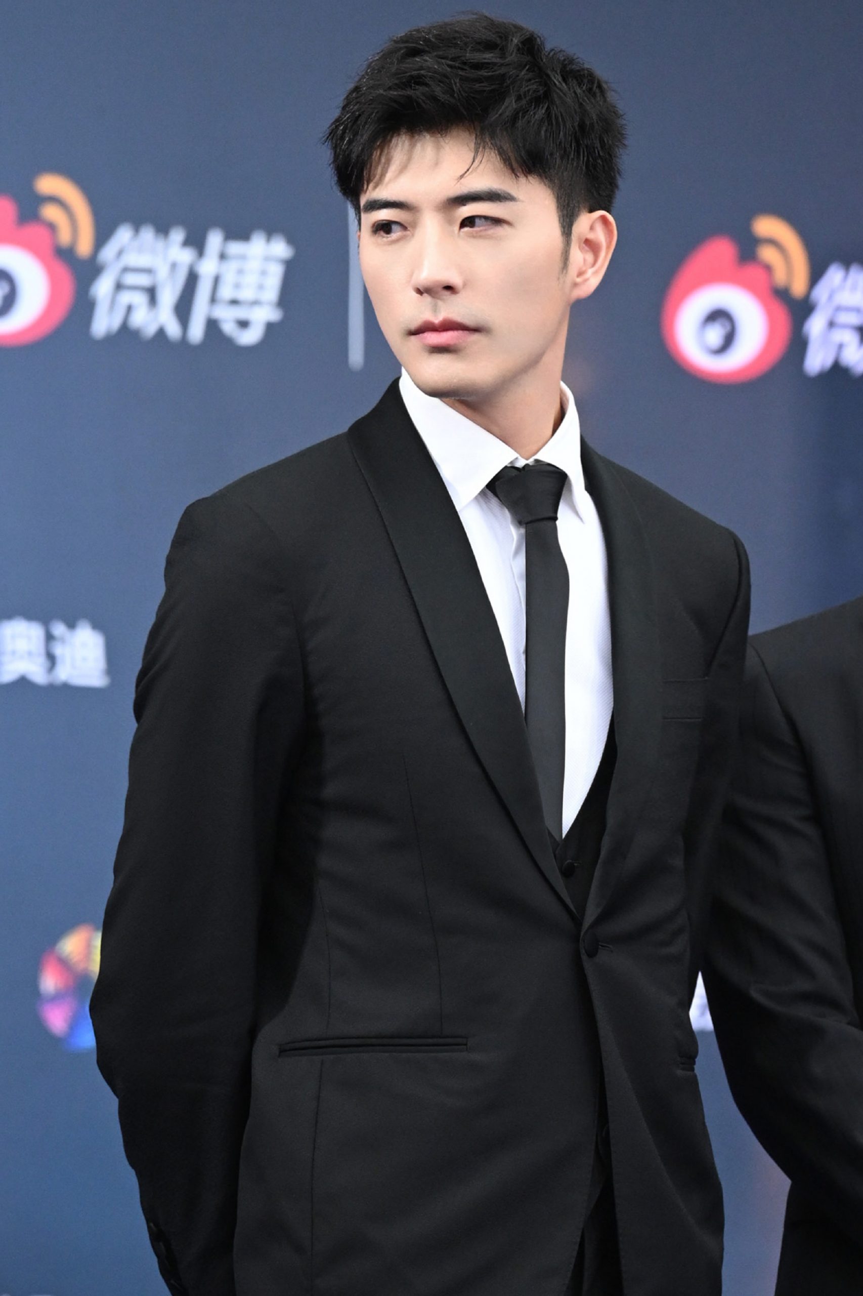 张天爱红毯遇徐开骋   转身拭泪画面曝光