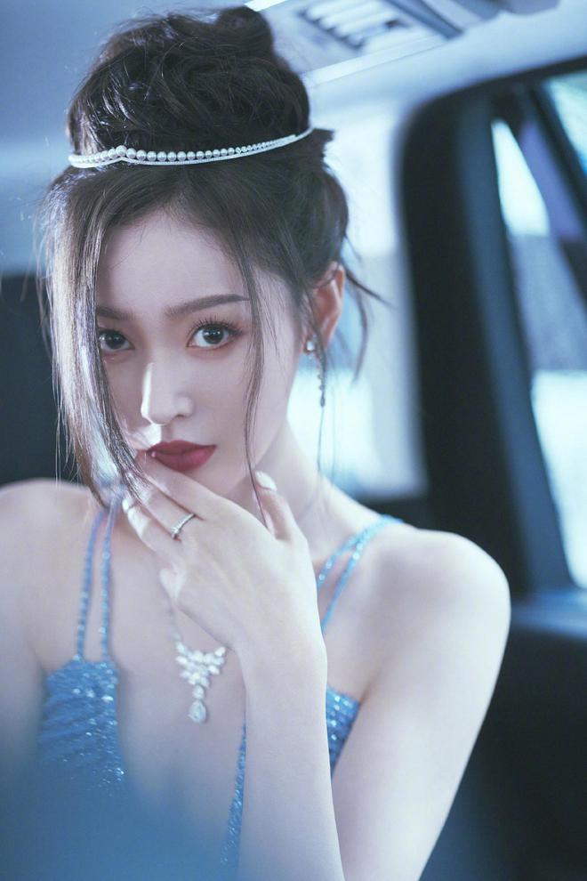 张天爱红毯遇徐开骋   转身拭泪画面曝光