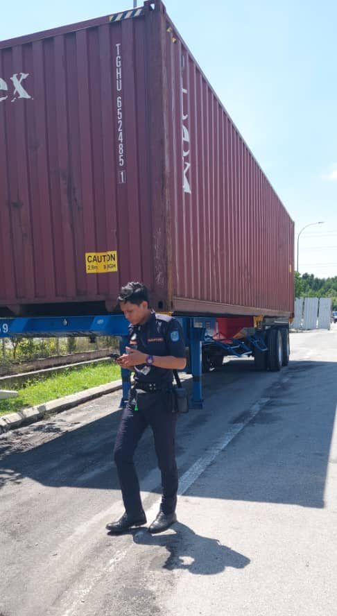 影响路况引发安全疑虑 巴生严捉违停巨无霸