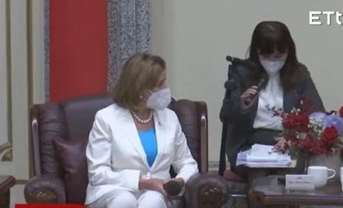 意外插嘴裴洛西爆红 口译妹真实身分曝光