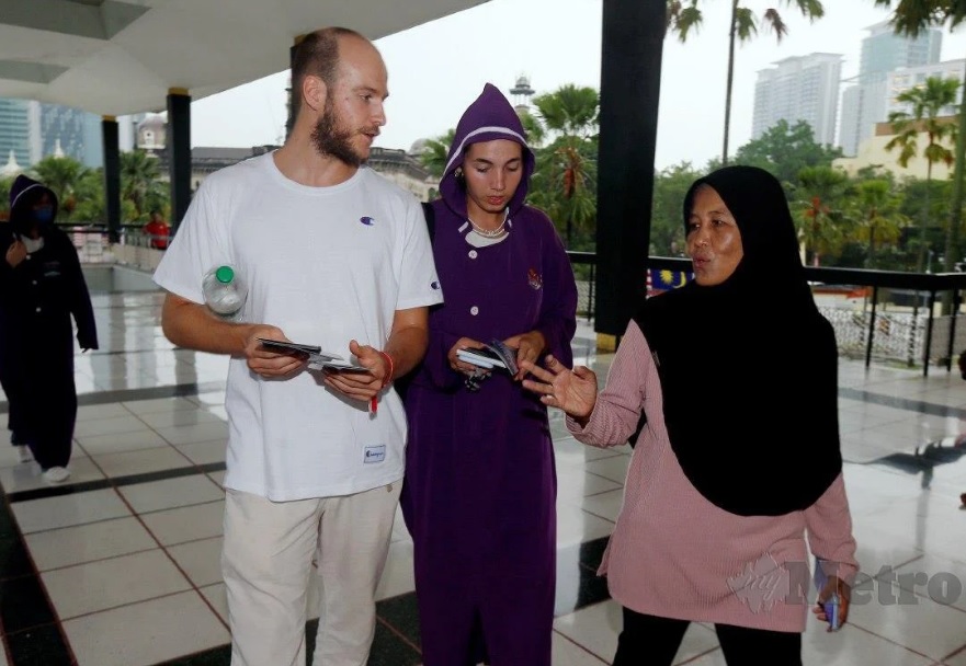 懂4种外语清洁工  原来曾任30年导游