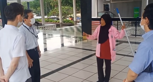 懂4种外语清洁工  原来曾任30年导游