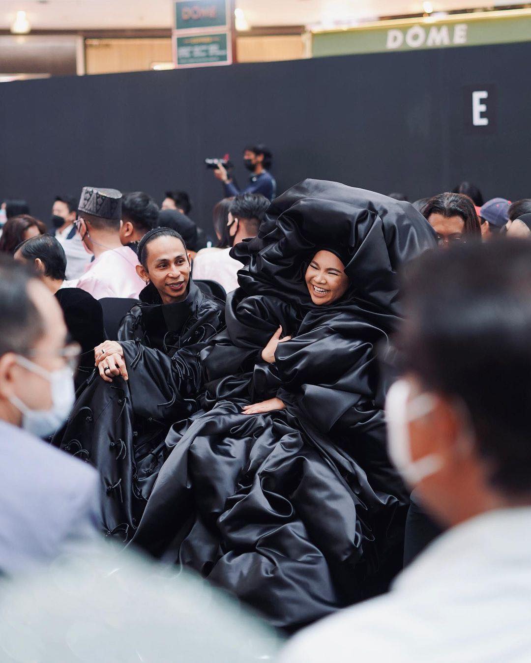 我们不懂的时尚？女星时装周夸张造型 被批“像极了垃圾袋！” 