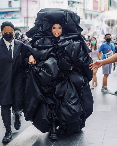 我们不懂的时尚？女星时装周夸张造型 被批“像极了垃圾袋！” 