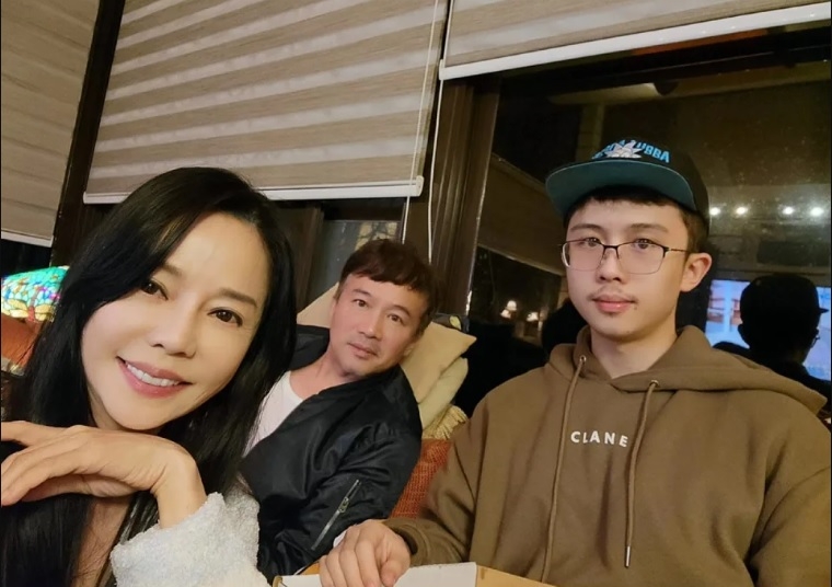 护儿子被网讽老太婆 狄莺回呛像只狗在吠