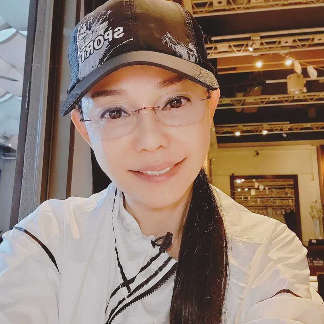 护儿子被网讽老太婆 狄莺回呛像只狗在吠