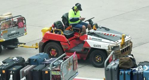 拼盘 地勤大砍上千人需支援　澳航出动高阶主管搬行李3个月