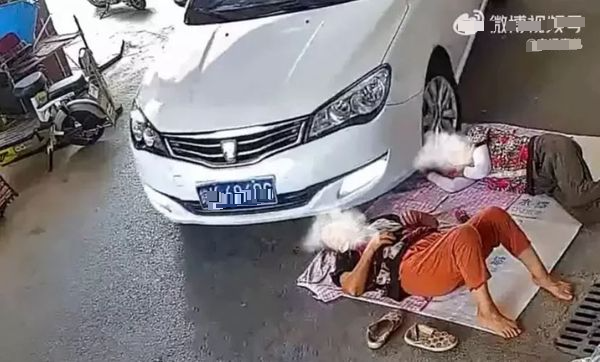 拼盘/两大妈躺马路睡觉被汽车辗头 司机下场获网民同情