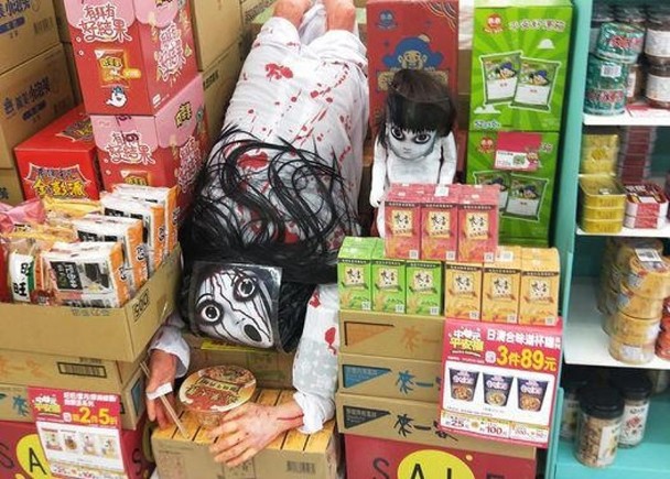拼盘/中元节放恐怖人偶 便利店布置“应节”