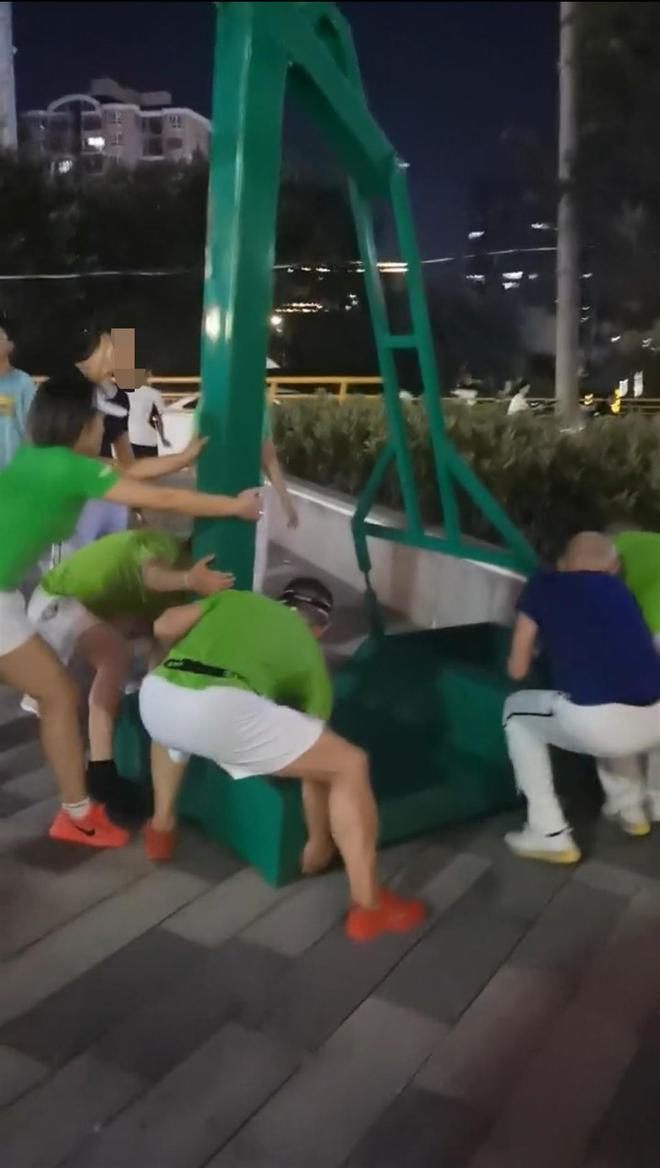 拼盘/大爷大妈为跳广场舞 擅自抬走球场篮球架