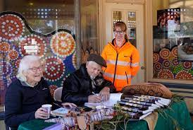 拼盘／教师夫妇筹备16载　土著语词典终面世