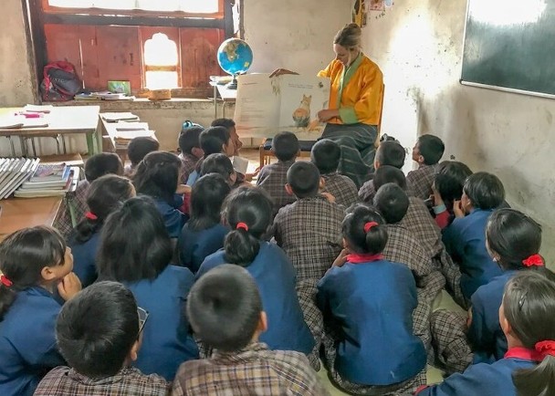 拼盘/退休女校长不丹义教 赠书推改革训练教职员