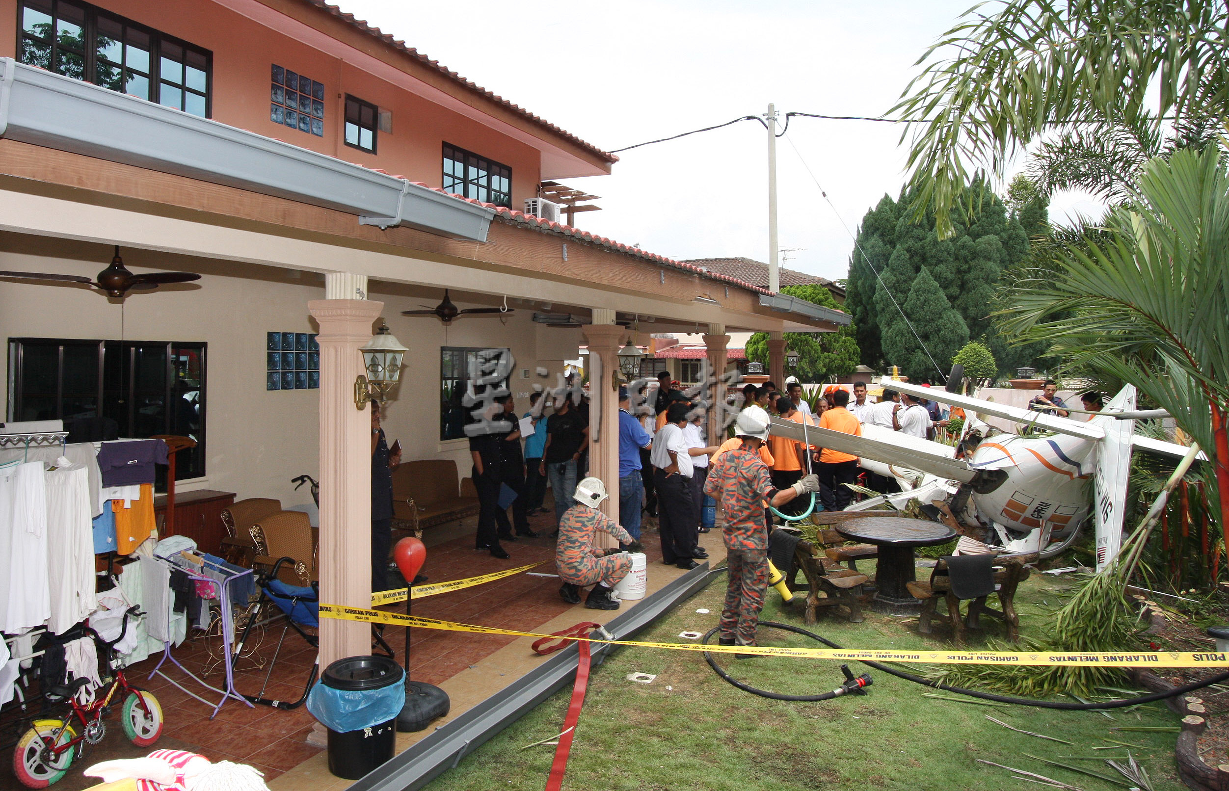 掉在民宅庭院 怡保2008年也有小飞机坠毁