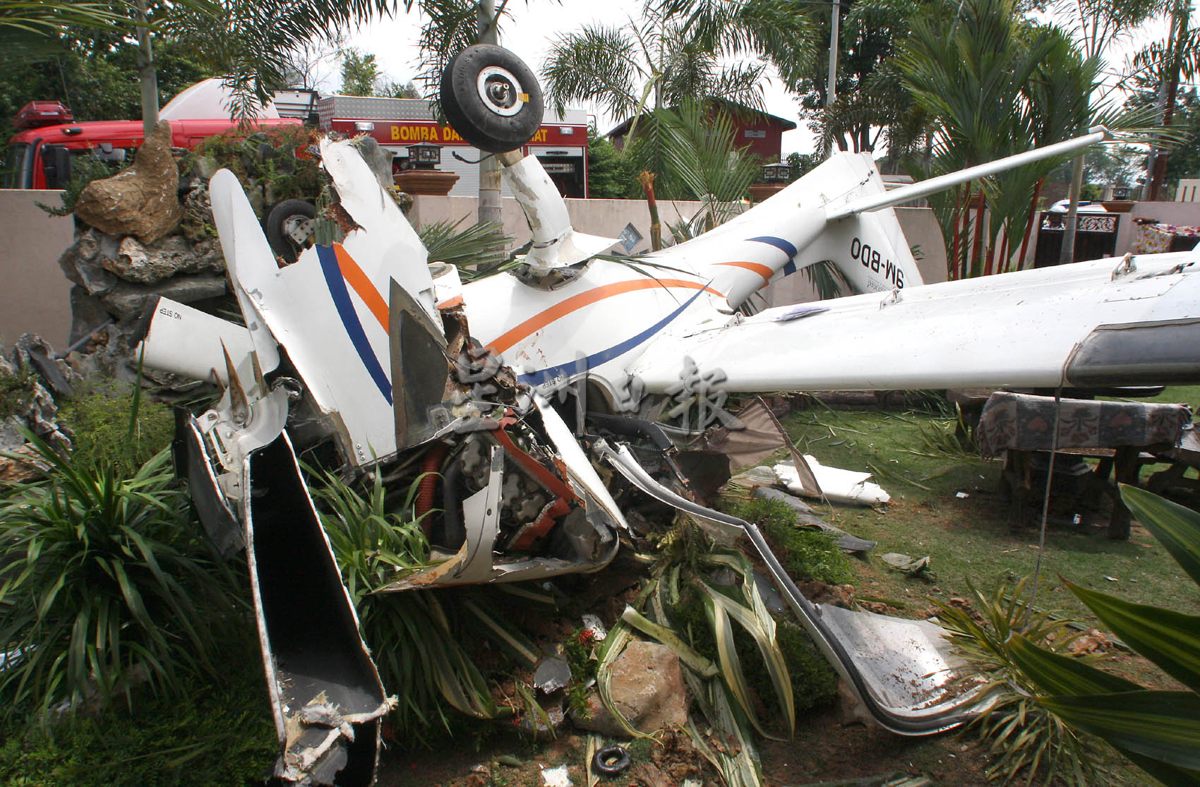 掉在民宅庭院 怡保2008年也有小飞机坠毁