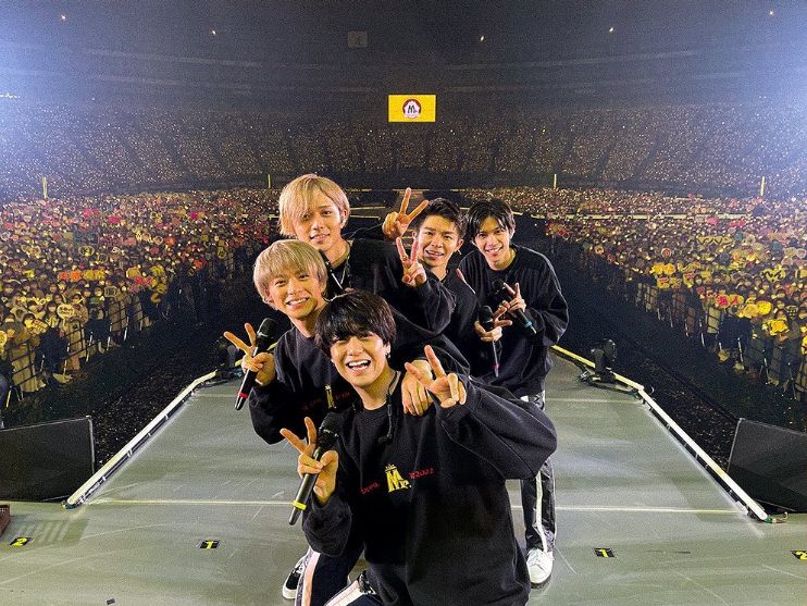 日人气男团King & Prince演唱会突起火  粉丝吸浓烟送医