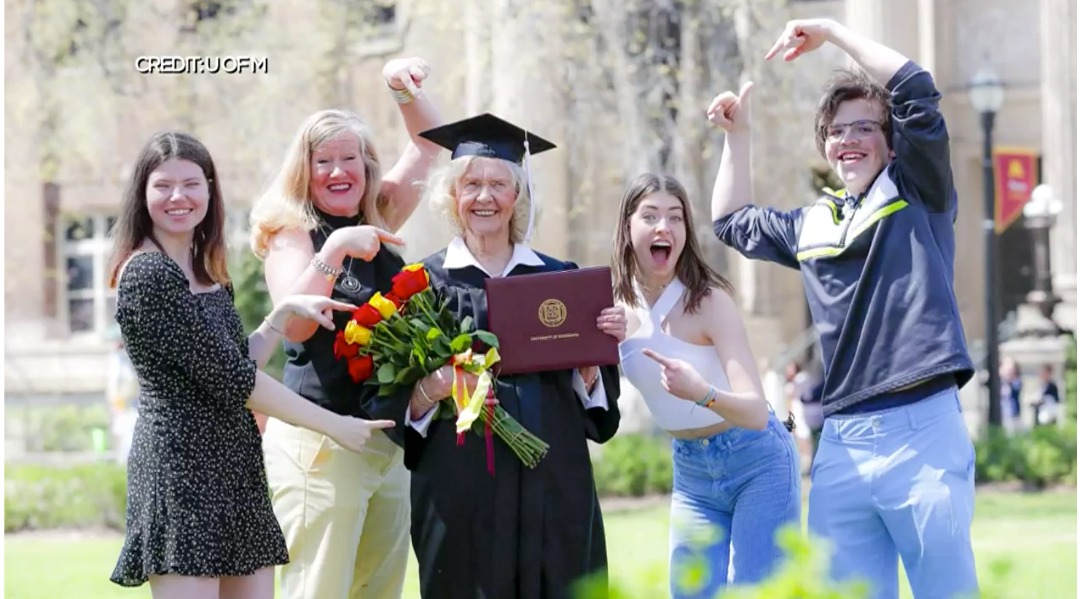 暖势力  84岁奶奶成功大学毕业 完成梦想