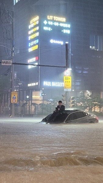 暴雨淹首尔！　西装男孤困车顶「第一视角」发文曝光