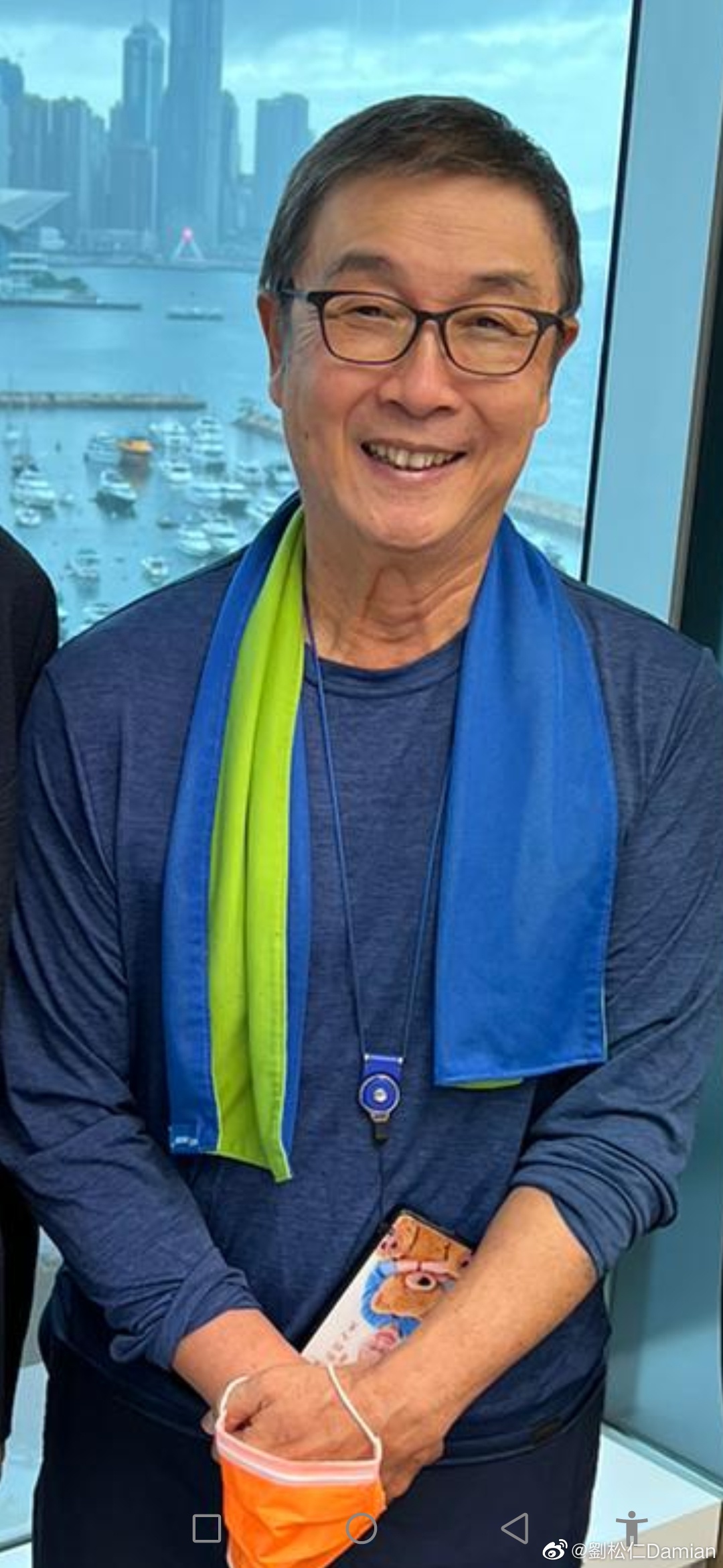 曾传中风暴瘦拄拐杖 72岁刘松仁近照曝光