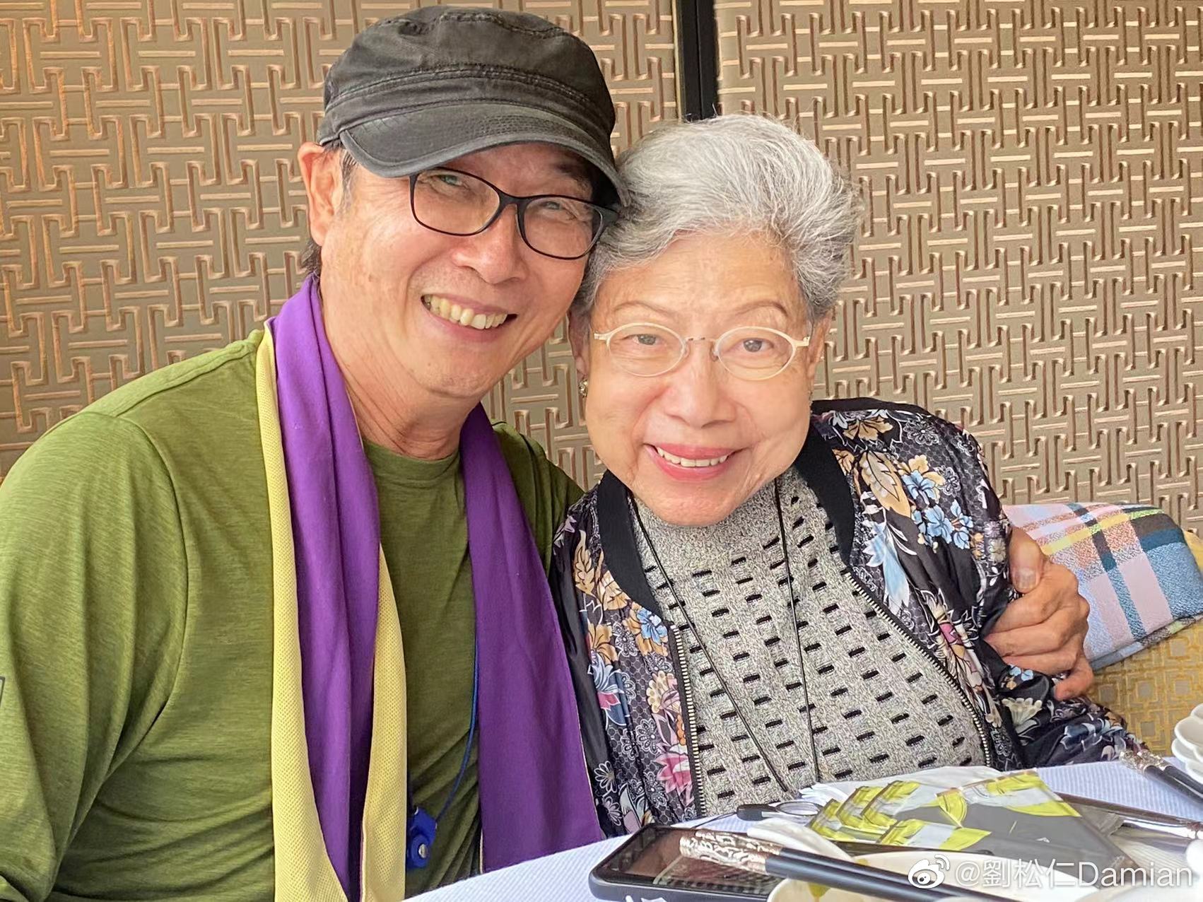 曾传中风暴瘦拄拐杖 72岁刘松仁近照曝光