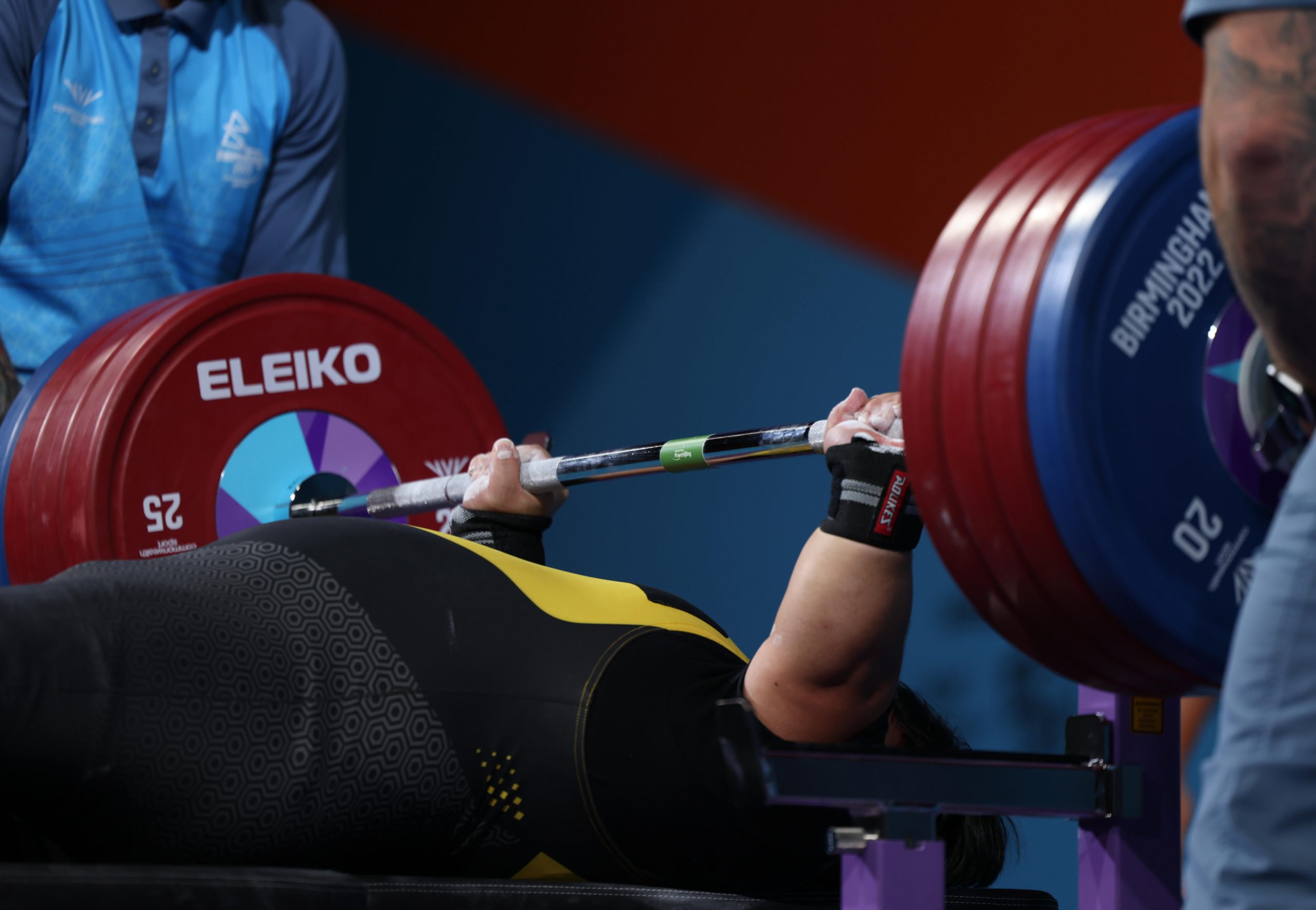 曾想放弃力量举重被劝导  没有教练就没今日波尼