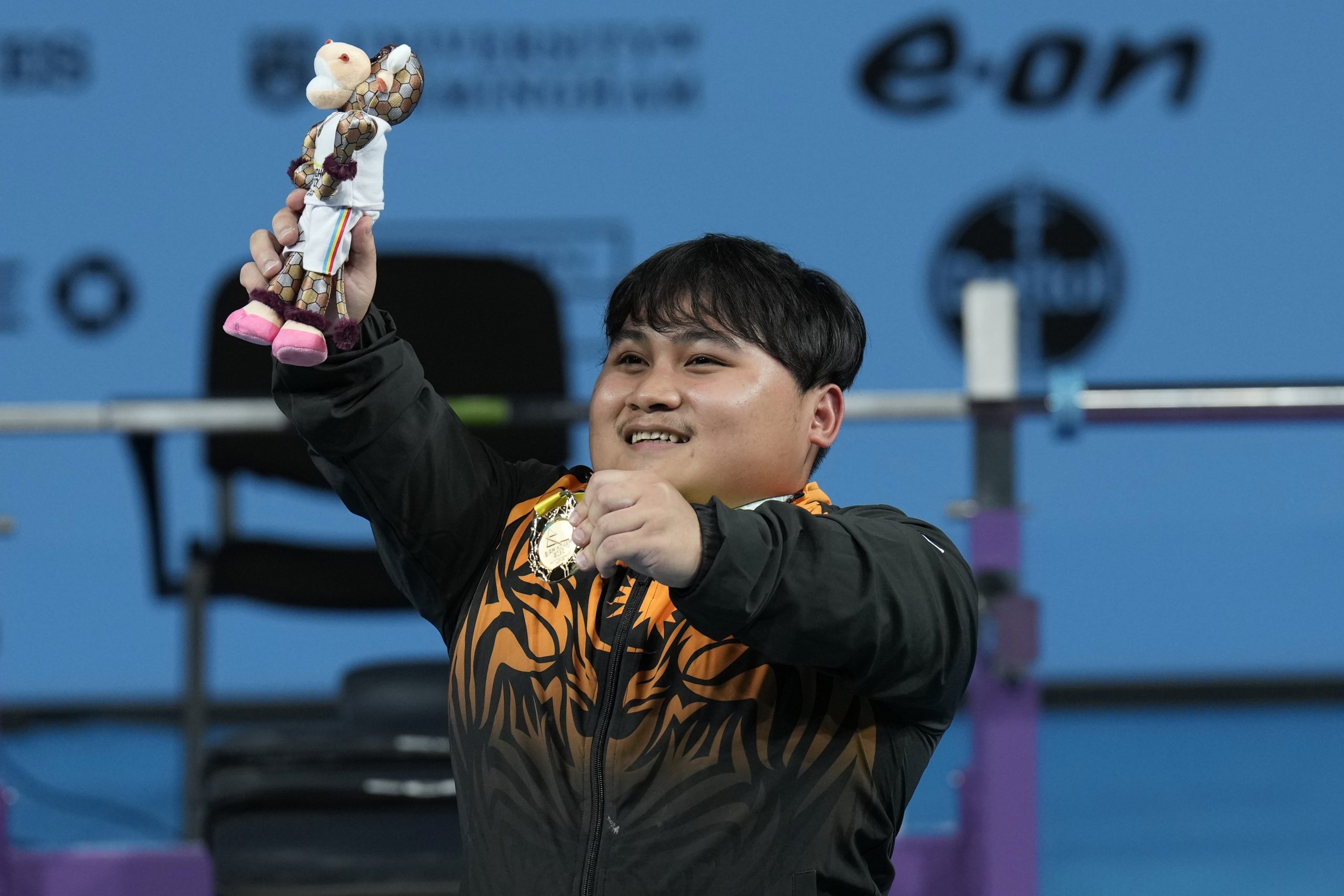 曾想放弃力量举重被劝导  没有教练就没今日波尼