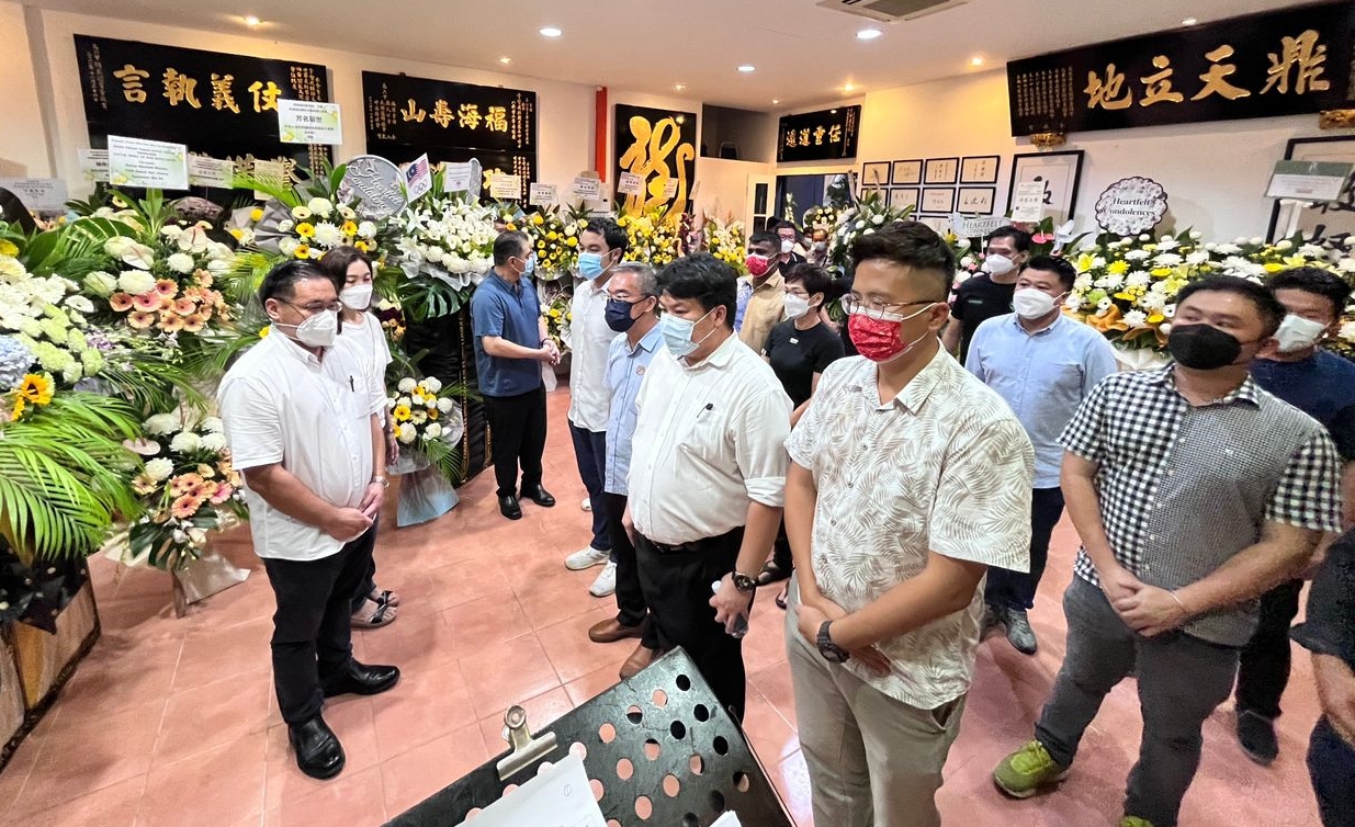 朝野政党成员及鸡场街商贩到灵堂致敬