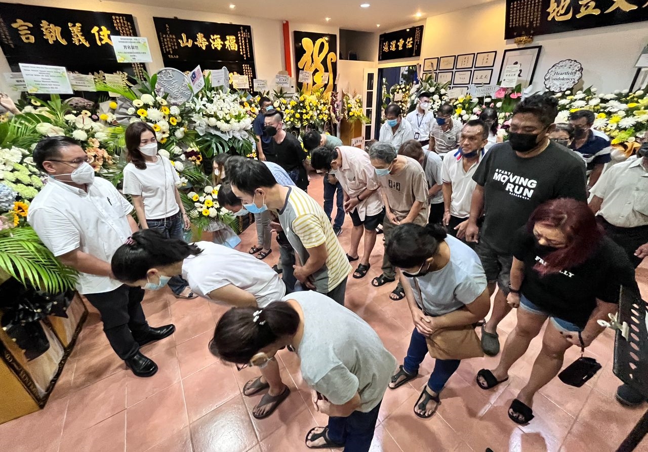 朝野政党成员及鸡场街商贩到灵堂致敬