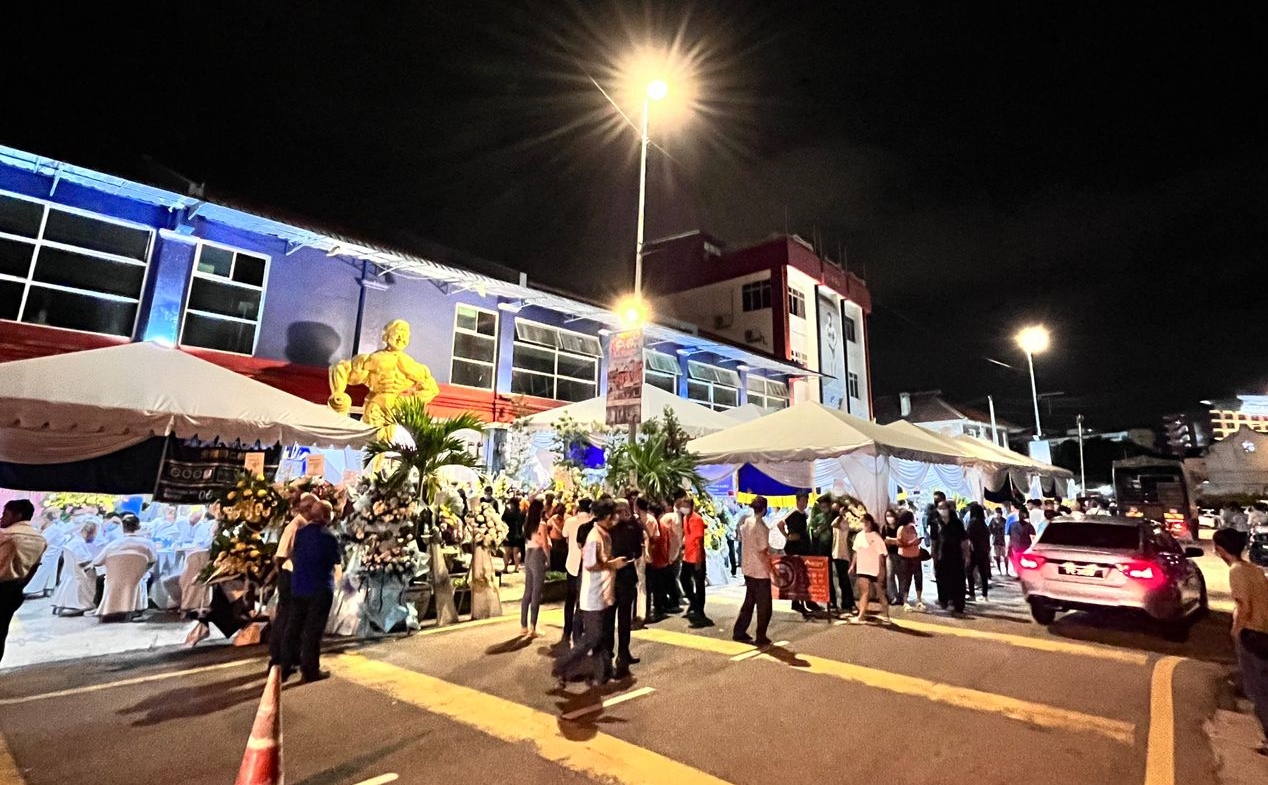 朝野政党成员及鸡场街商贩到灵堂致敬