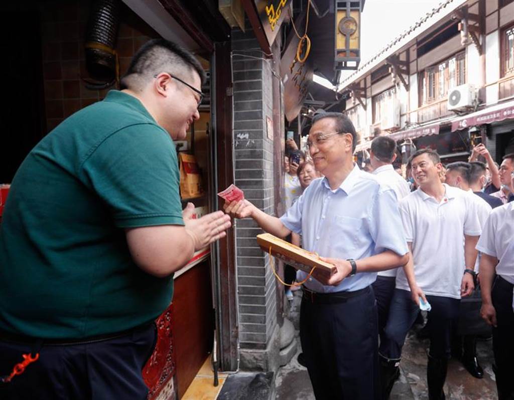 李克强现身广东 视察企业为年轻人打气