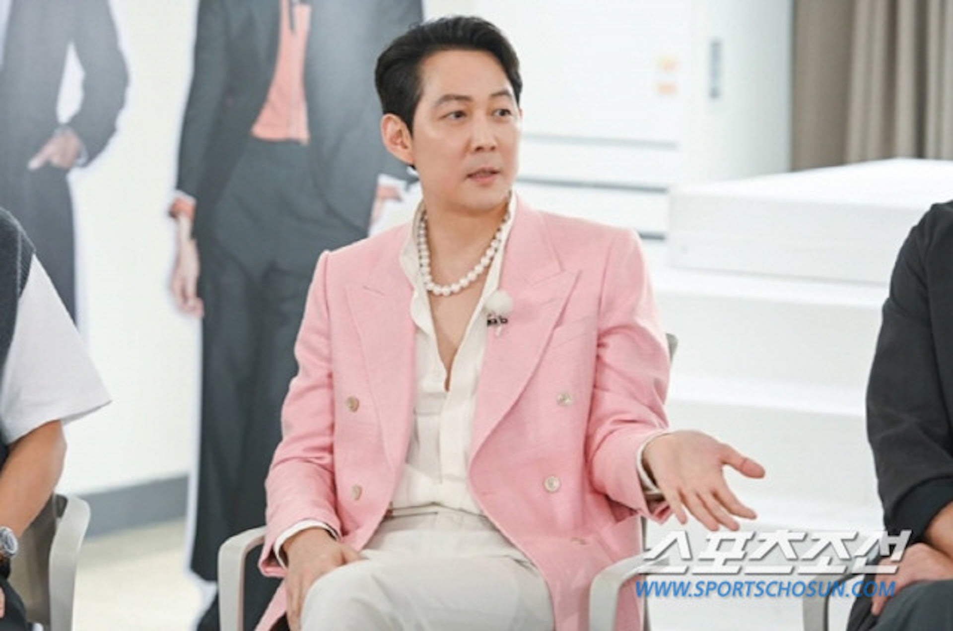 李政宰珍珠项链搭粉色西装撞脸网红狗 郑雨盛帮解围超有爱